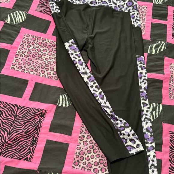 XL Cali Active PURPLE LEOPARD GYM LEGGINGS! - Picture 2 of 6